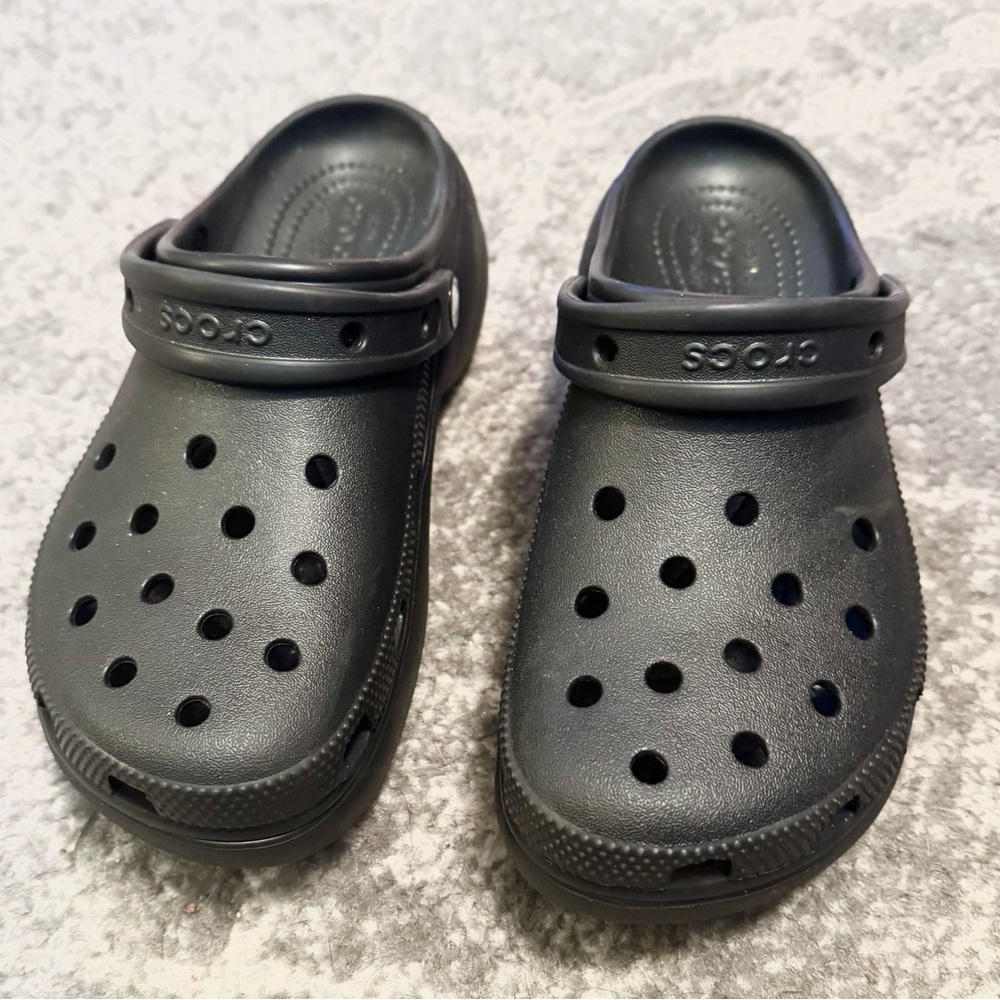 CROCS CRUSH PLATFORM CLOGS Women’s size 8, Black